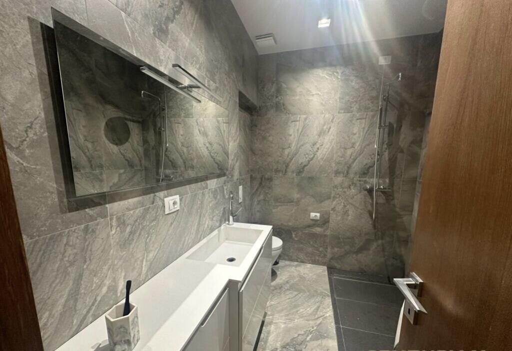 Apartament 2+1+2 me post parkimi për qira te Ambasador 3!
