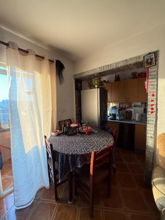🏢Rruga Siri Kodra ,prane Dispancerise jepet me qera apartament 2+1,i mobiluar 60,000Leke