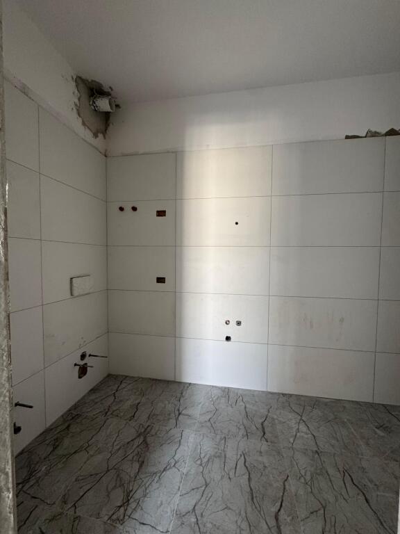 Shitet apartament 2+1 Qtu