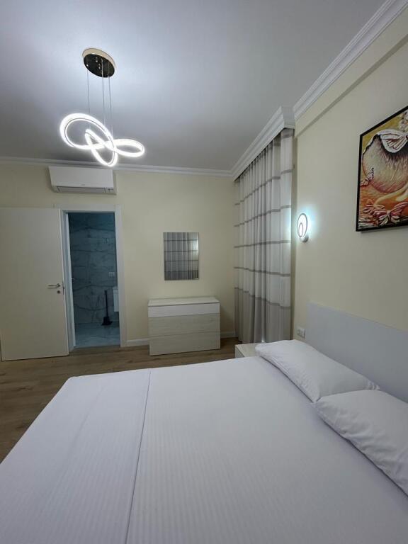🏙️ Apartament modern 2+1 për qira – Pazari i Ri 🏙️ 
 📍 Lokacion perfekt, ngjitur me Supermarketin SPAR, në një nga zonat më të kërkuara të Tiranës!  ✨ Sipërfaqe 120 m² 🛏️ 2 dhoma gjumi 🛋️ Sallon i bollshëm dhe i ndriçuar 🛁 3 tualete për komoditet maksimal 🌇 Ambient i mirëorganizuar dhe me ndriçim natyral 🛠️ Totalisht i mobiluar me stil modern dhe cilësi të lartë  💶 Çmimi: 1300€/muaj  📱
