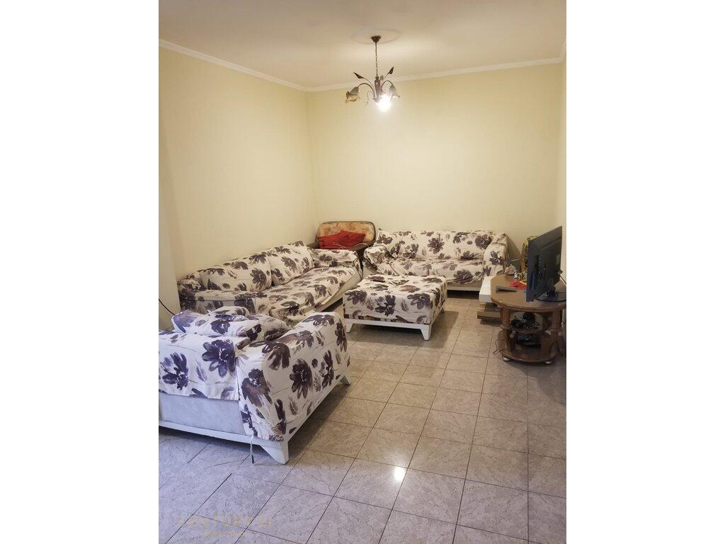 Apartament 3+1+2 me ballkon për qira në zemër të Bllokut!