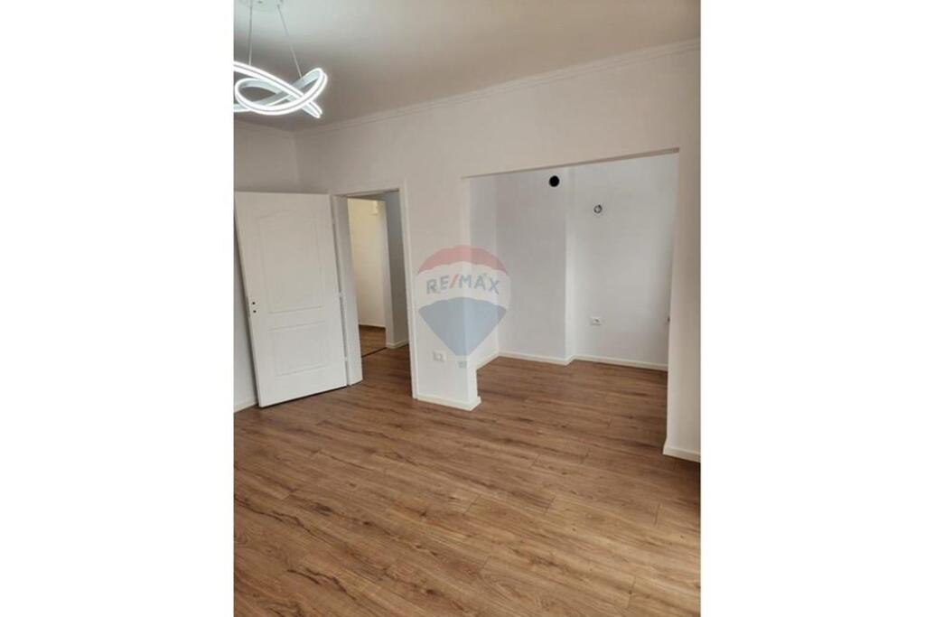 Shitet Apartament 1+1 në Porcelan !