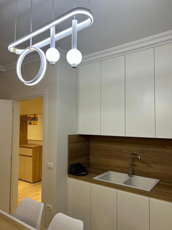 🏙️ Apartament modern 2+1 për qira – Pazari i Ri 🏙️ 
 📍 Lokacion perfekt, ngjitur me Supermarketin SPAR, në një nga zonat më të kërkuara të Tiranës!  ✨ Sipërfaqe 120 m² 🛏️ 2 dhoma gjumi 🛋️ Sallon i bollshëm dhe i ndriçuar 🛁 3 tualete për komoditet maksimal 🌇 Ambient i mirëorganizuar dhe me ndriçim natyral 🛠️ Totalisht i mobiluar me stil modern dhe cilësi të lartë  💶 Çmimi: 1300€/muaj  📱