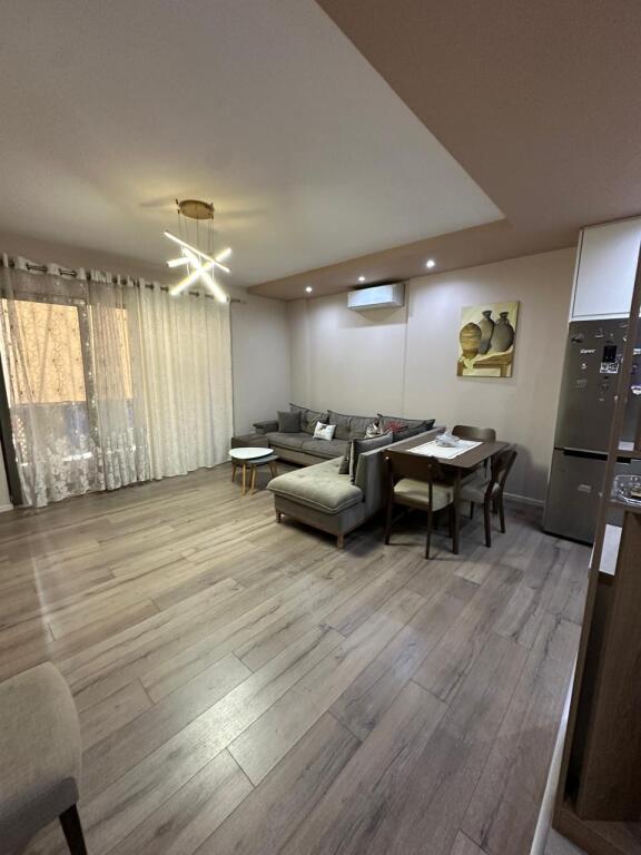 Qera, Apartament, 2+1, Komisariati Nr,4, 600 euro/muaj