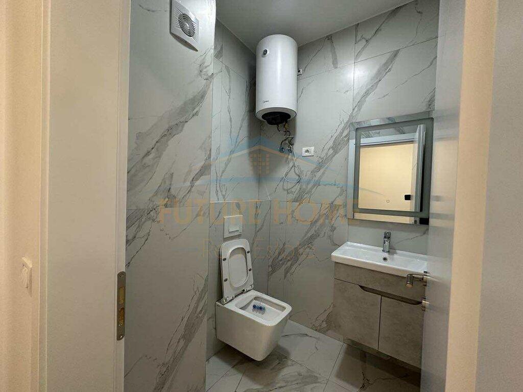 Apartament 2+1+2+Parkim për Qera, ndodhet pranë Vilës L, në zonën e Unazës së Re, Tiranë.