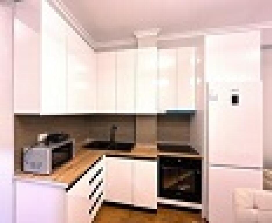 Apartament shumë i gjerë dhe i ri disa hapa larg Bulevardit