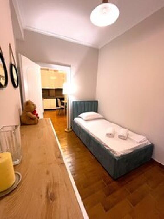 Apartament shumë i gjerë dhe i ri disa hapa larg Bulevardit