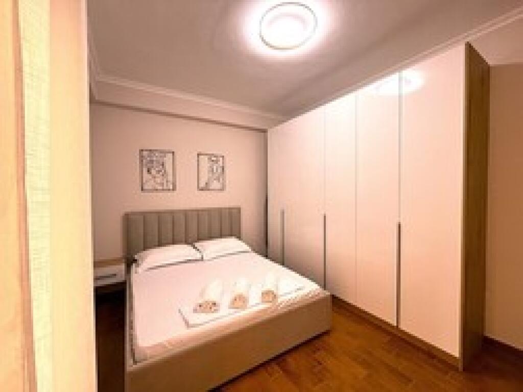 Apartament shumë i gjerë dhe i ri disa hapa larg Bulevardit