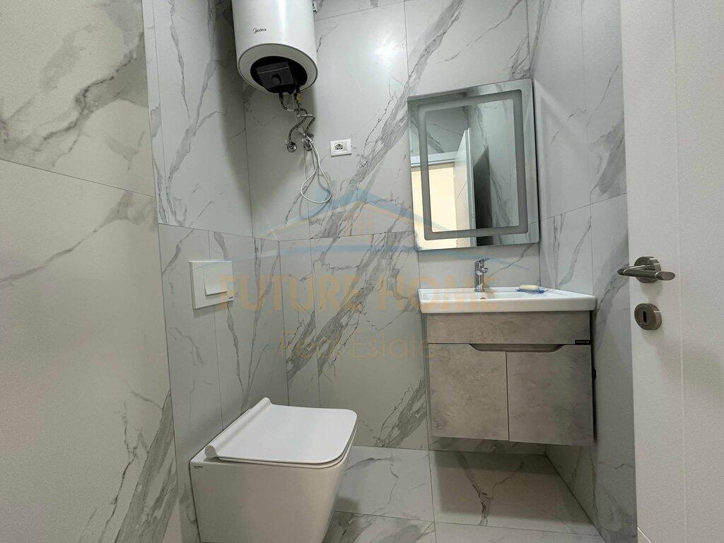 Apartament 2+1+2+Parkim për Qera, ndodhet pranë Vilës L, në zonën e Unazës së Re, Tiranë.