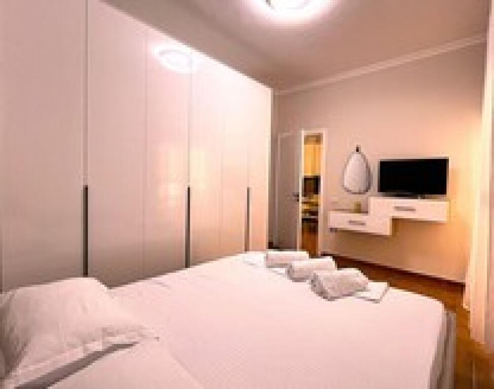 Apartament shumë i gjerë dhe i ri disa hapa larg Bulevardit