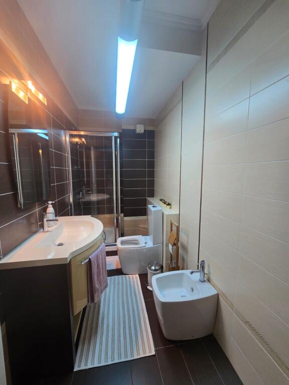 🏡 Apartament 2+1+2 për Qira – Rruga Riza Cerova, pranë Kryqëzimit me “4 Dëshmorët”