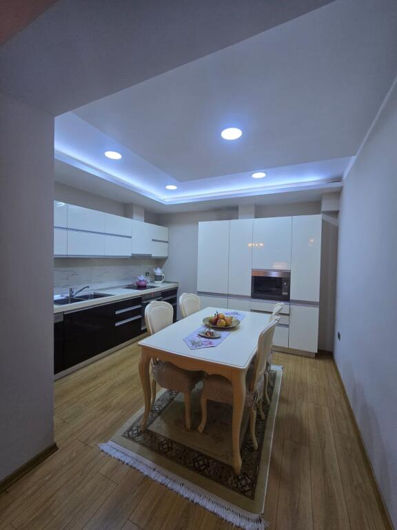 🏡 Apartament 2+1+2 për Qira – Rruga Riza Cerova, pranë Kryqëzimit me “4 Dëshmorët”