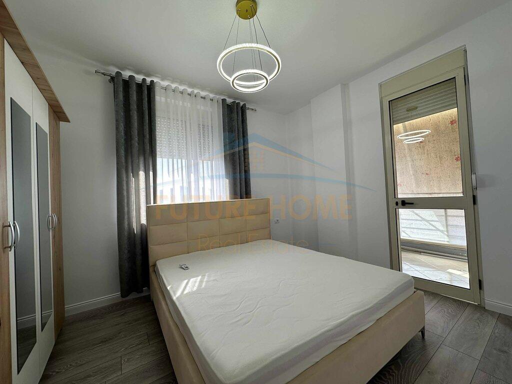 Apartament 2+1+2+Parkim për Qera, ndodhet pranë Vilës L, në zonën e Unazës së Re, Tiranë.