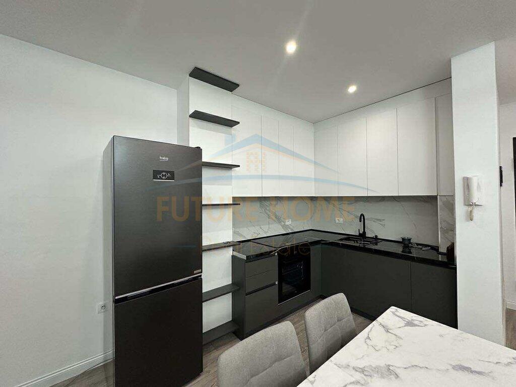Apartament 2+1+2+Parkim për Qera, ndodhet pranë Vilës L, në zonën e Unazës së Re, Tiranë.