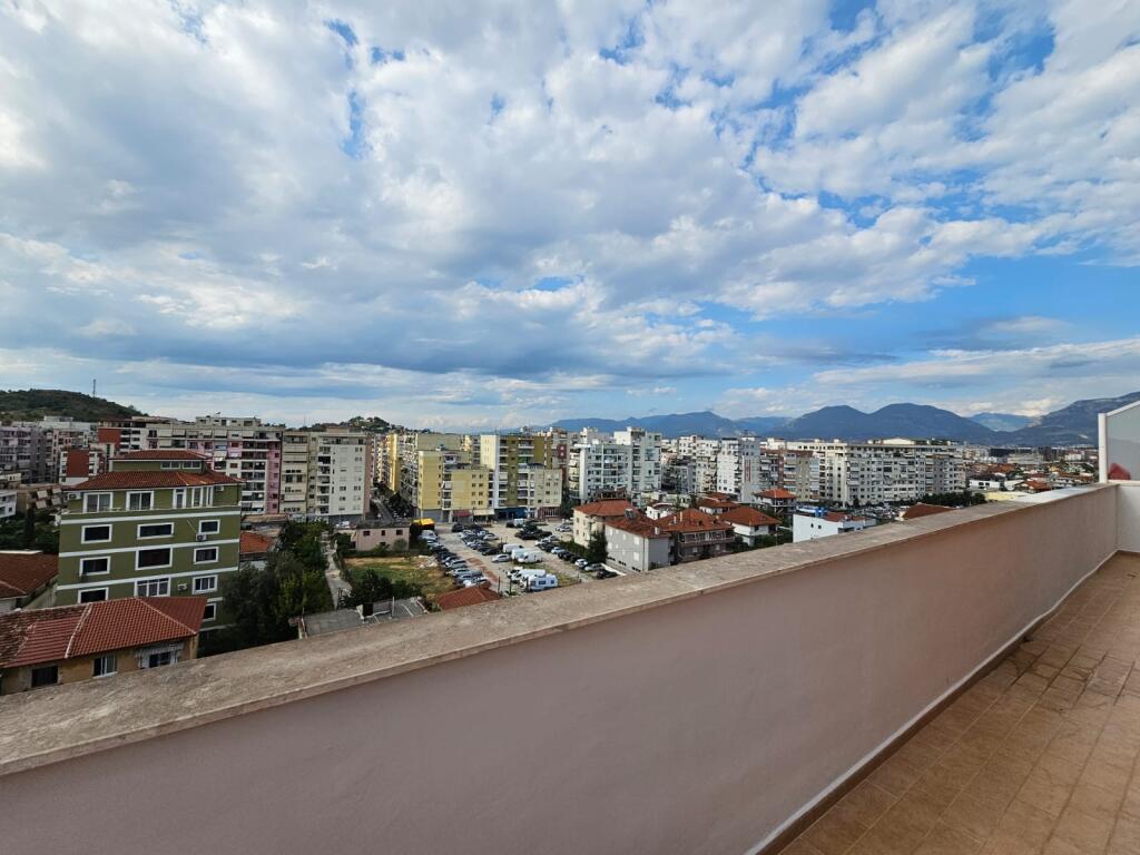 Appartamento 2+1+2+veranda in affitto all'ingresso di Kombinat, banca Credins