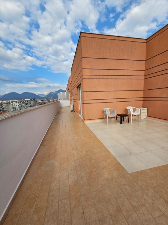 Appartamento 2+1+2+veranda in affitto all'ingresso di Kombinat, banca Credins