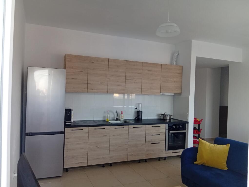 Appartamento 2+1+2+veranda in affitto all'ingresso di Kombinat, banca Credins