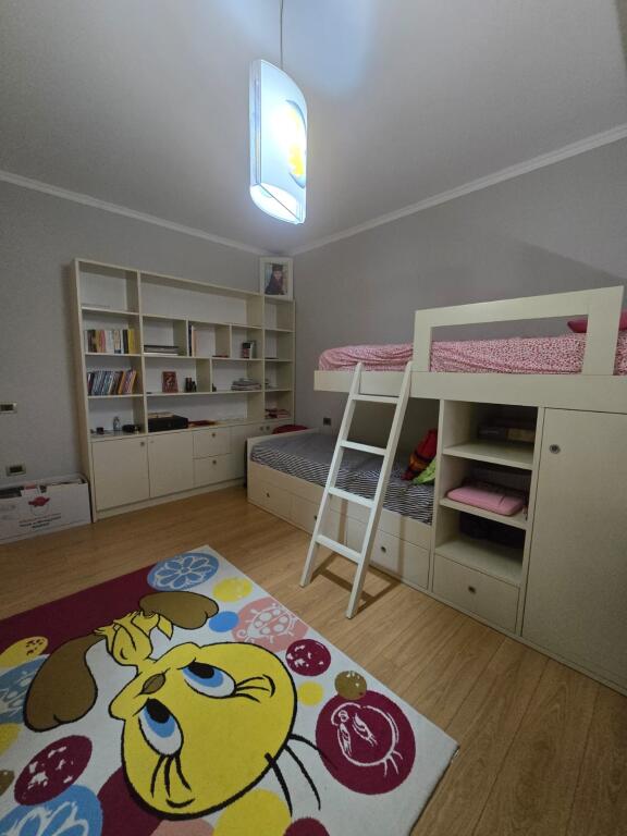 🏡 Apartament 2+1+2 për Qira – Rruga Riza Cerova, pranë Kryqëzimit me “4 Dëshmorët”