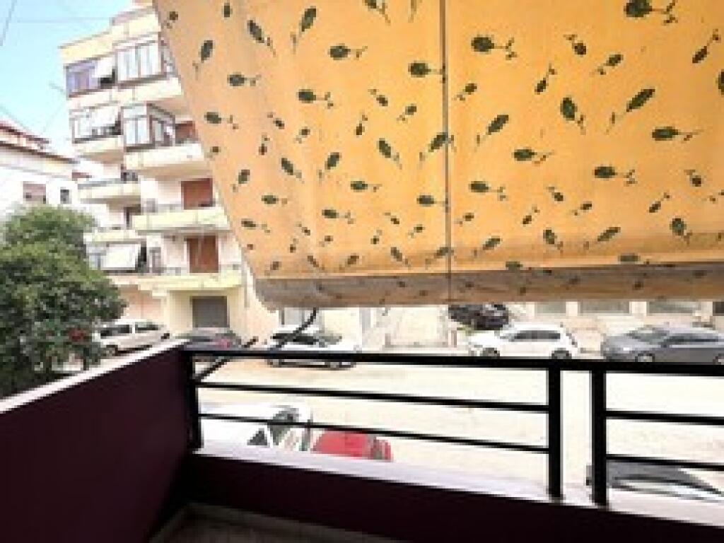 Apartament shumë i gjerë dhe i ri disa hapa larg Bulevardit