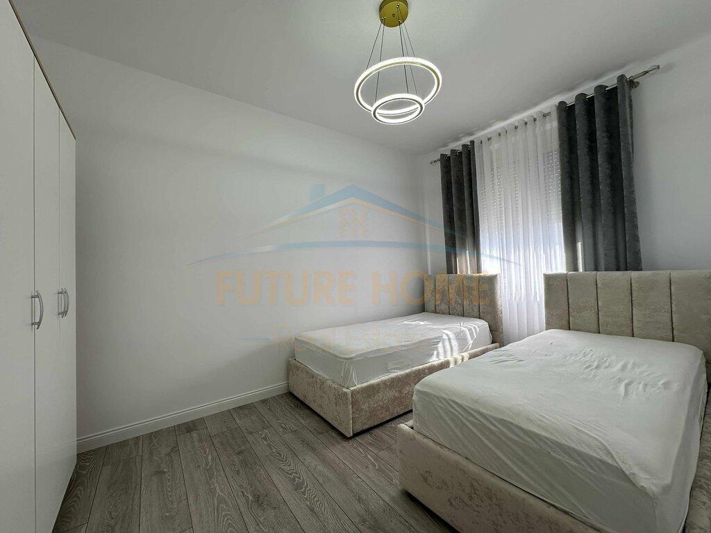 Apartament 2+1+2+Parkim për Qera, ndodhet pranë Vilës L, në zonën e Unazës së Re, Tiranë.