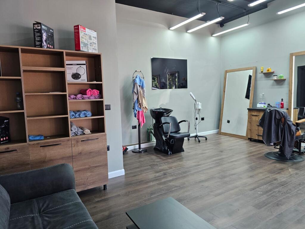 Jepet me Qira Ambjent Biznesi | Don Bosko 🔹 I përshtatshëm për / barber shop