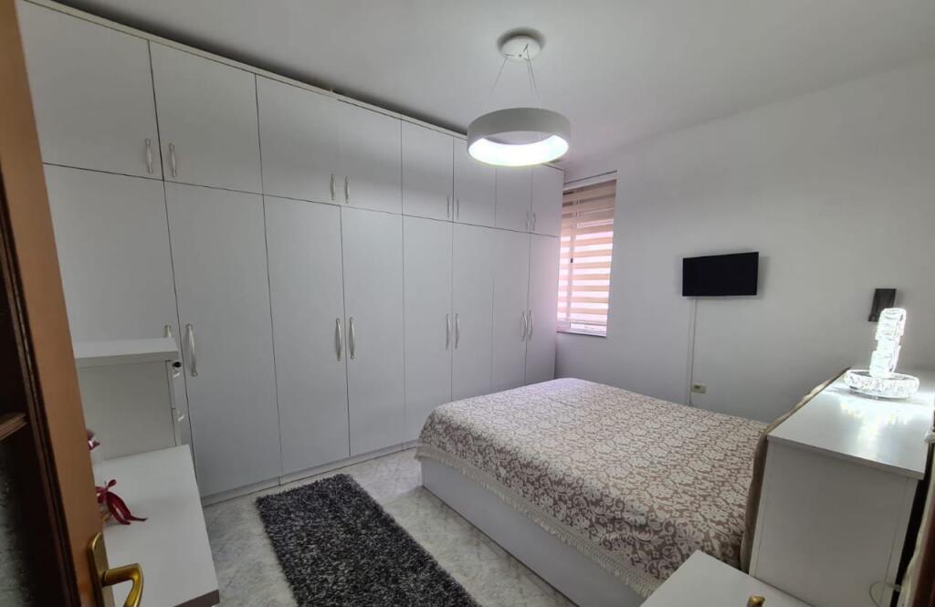 Jepet Me Qera Apartament 1+1+1 Ballkon