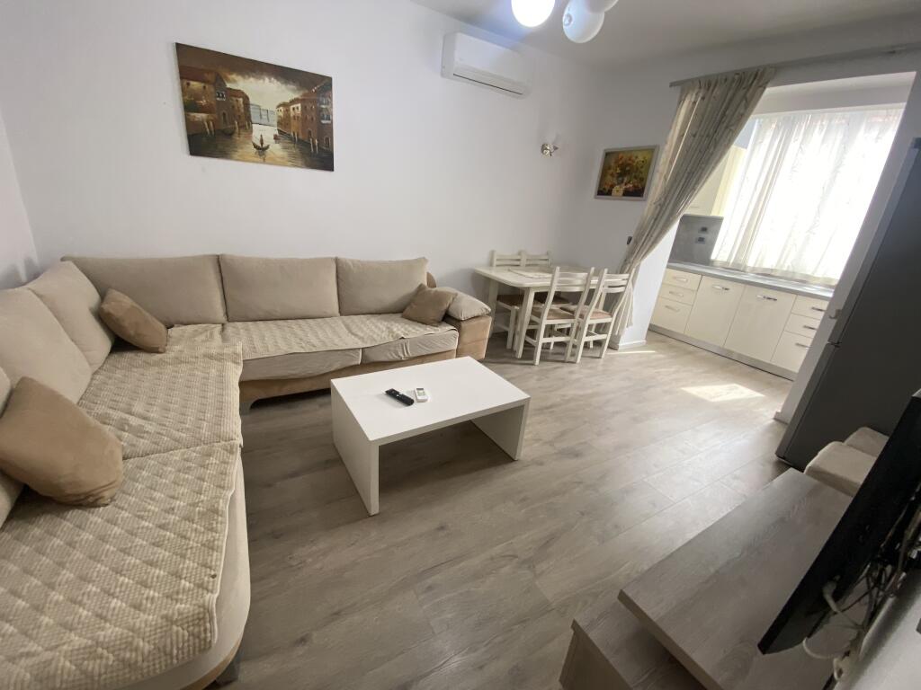2+1,arredato al comune di Parigi prezzo 140 mila euro