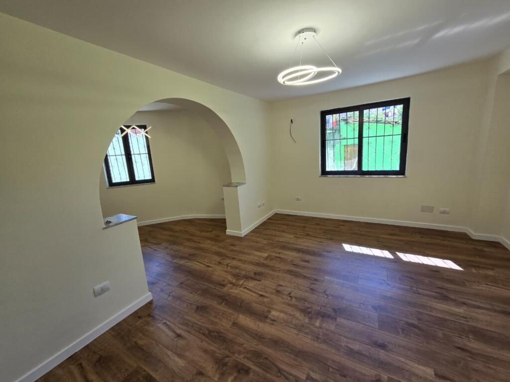 Shitet apartament 2+1 me kuzhine te vecuar + Depo.