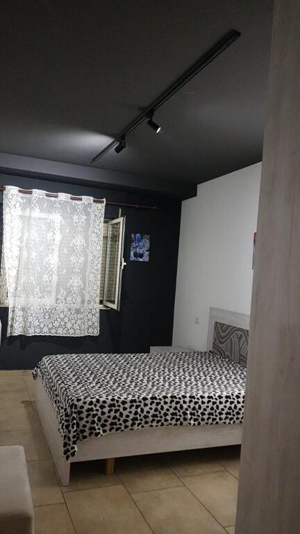 Rruga Fortuzi pas Ministrise se Drejtesise,jepet me qera apartament ,2+1,i mobiluar.60,000Leke
