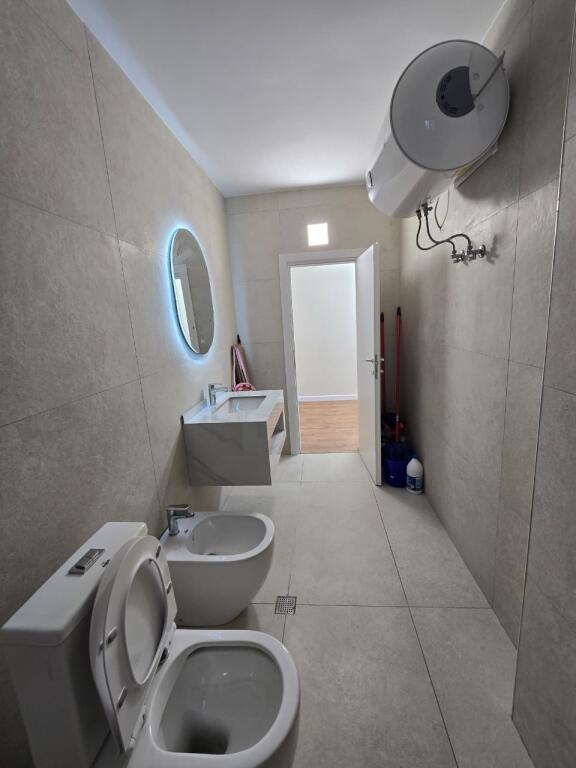 Shitet apartament 2+1 me kuzhine te vecuar + Depo.
