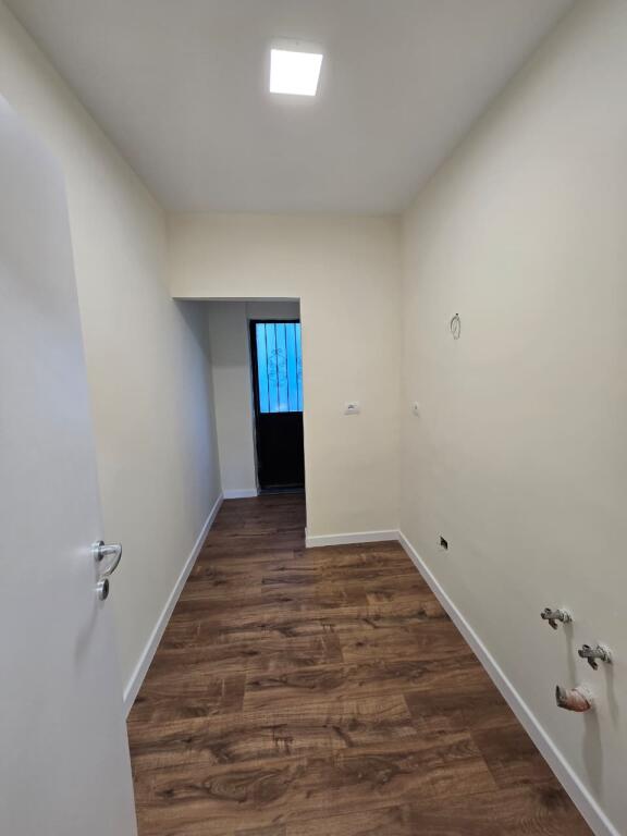 Shitet apartament 2+1 me kuzhine te vecuar + Depo.