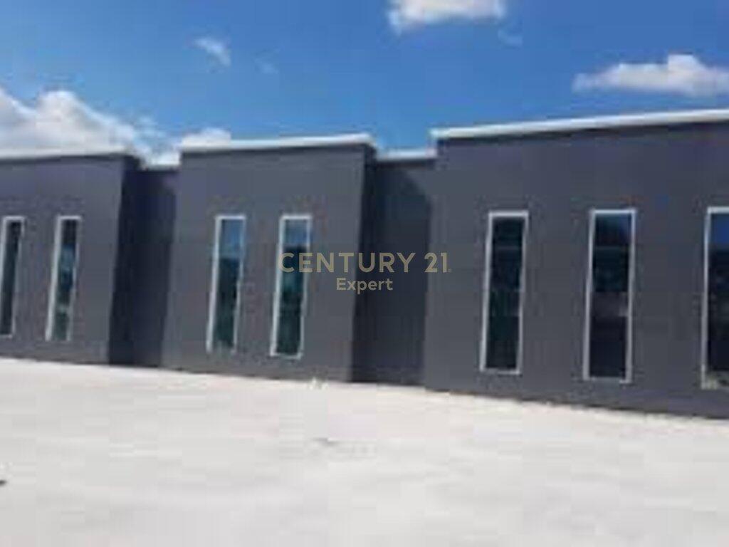 WE ARE RENTING A WAREHOUSE ON THE MAIN STREET IN PEZE HELMES!