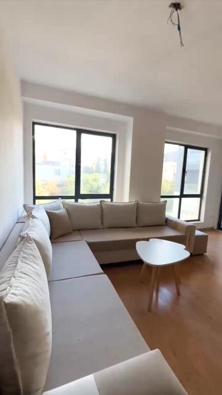 🏢Nella zona di 5 Maj, vicino alla scuola “Ardian Klosi”, si affitta un appartamento 3+1+2, in fase di arredamento. 50.000 Leke