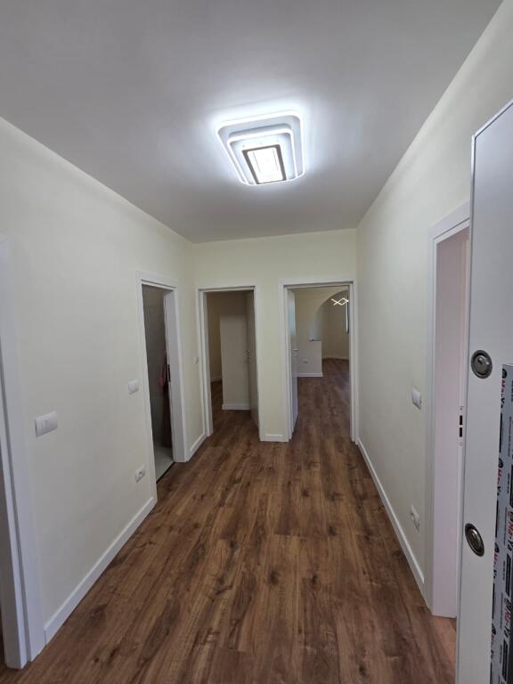 Shitet apartament 2+1 me kuzhine te vecuar + Depo.