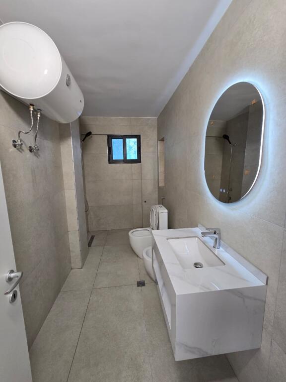 Shitet apartament 2+1 me kuzhine te vecuar + Depo.