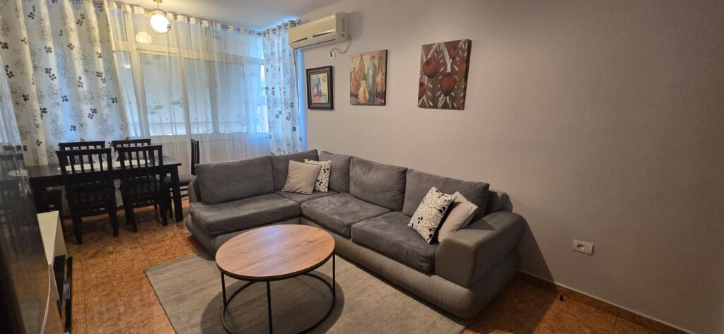 🏢Tek Ish Parku Autobuzave,pas Qendres Globe  jepet me qera apartament 1+1,i mobiluar.50,000Leke