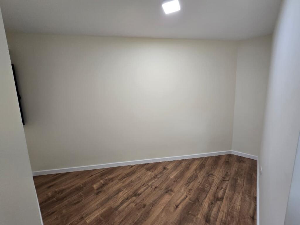Shitet apartament 2+1 me kuzhine te vecuar + Depo.