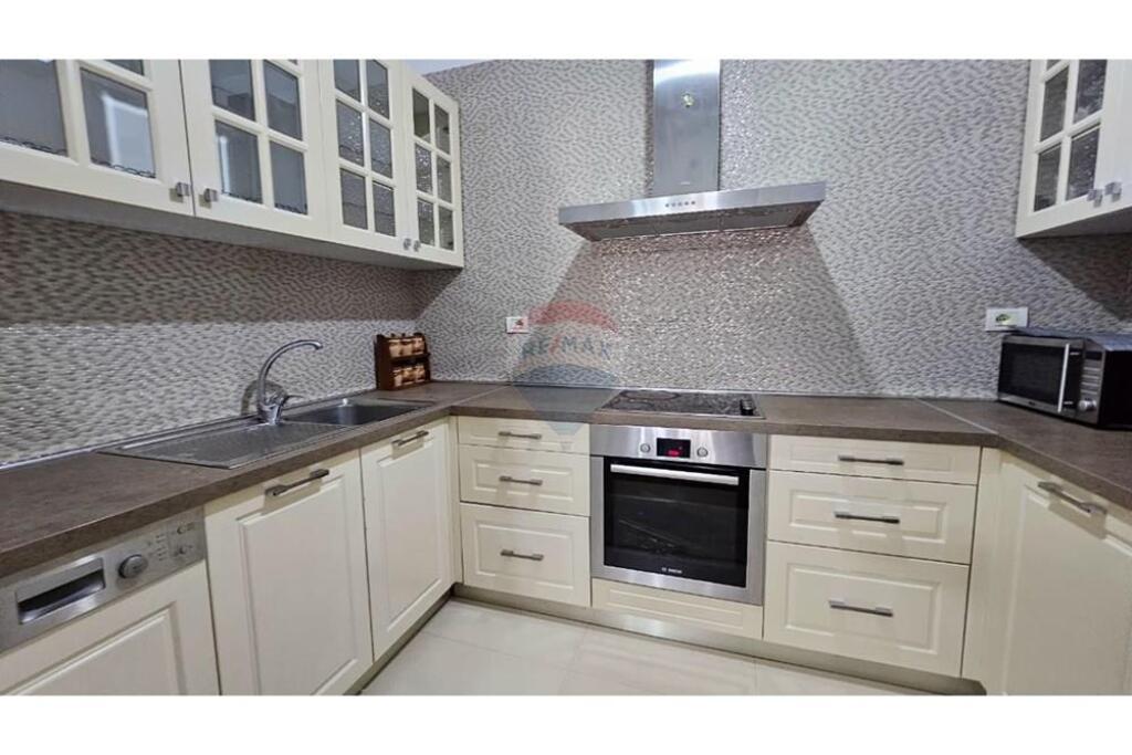 2+1 apartment for rent at Willson Square!
