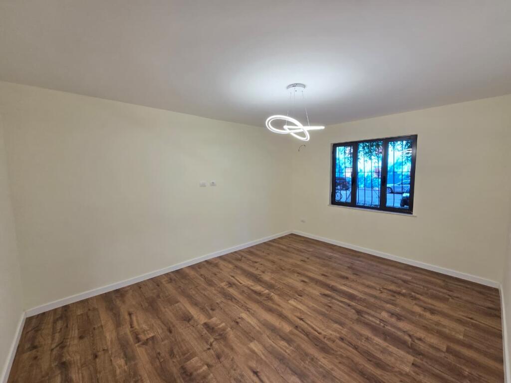 Shitet apartament 2+1 me kuzhine te vecuar + Depo.