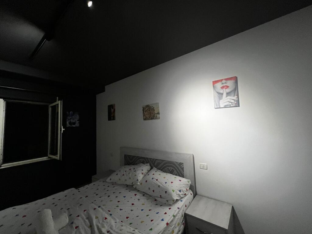 Rruga Fortuzi pas Ministrise se Drejtesise,jepet me qera apartament ,2+1,i mobiluar.60,000Leke
