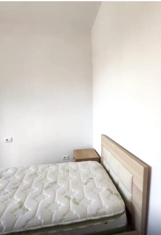 🏢Nella zona di 5 Maj, vicino alla scuola “Ardian Klosi”, si affitta un appartamento 3+1+2, in fase di arredamento. 50.000 Leke