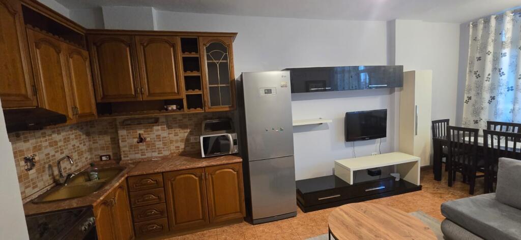 🏢Tek Ish Parku Autobuzave,pas Qendres Globe  jepet me qera apartament 1+1,i mobiluar.50,000Leke