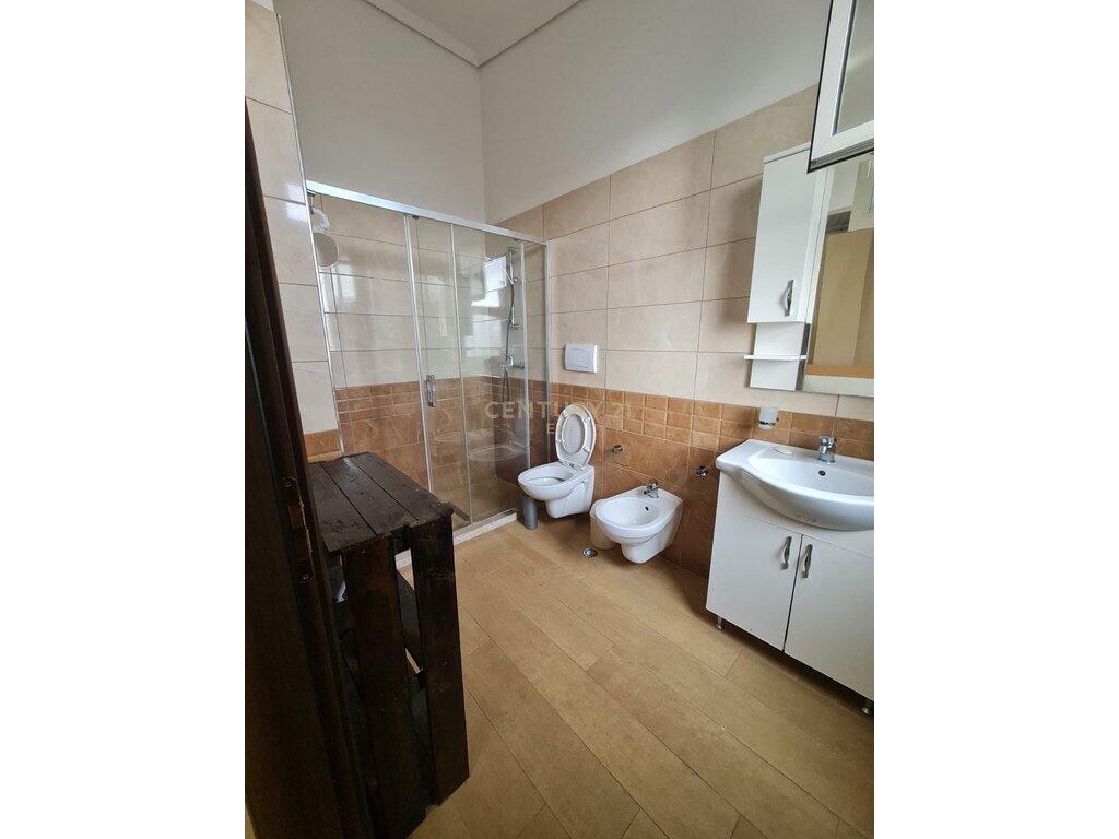 JEPET ME QIRA APARTAMENT 3+1+2+VERANDE NE QENDER DURRES !