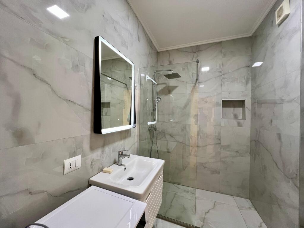 Affitto, Appartamento 2+1+3 Bagni "Pazari i Ri", Tirana.