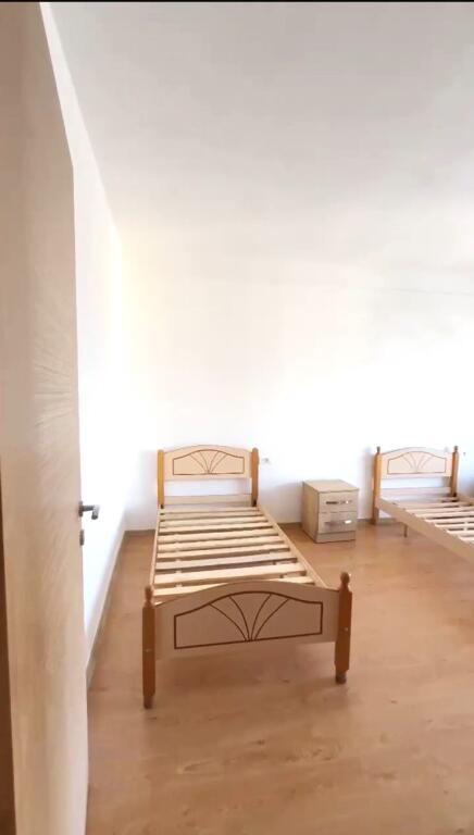 🏢Nella zona di 5 Maj, vicino alla scuola “Ardian Klosi”, si affitta un appartamento 3+1+2, in fase di arredamento. 50.000 Leke