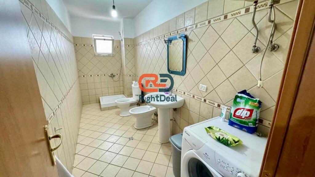 Tek Kompleksi Malajzian, Jepet Me Qira Apartament 2+1, I Mobiluar Me Planimetri Te Rregullt!!