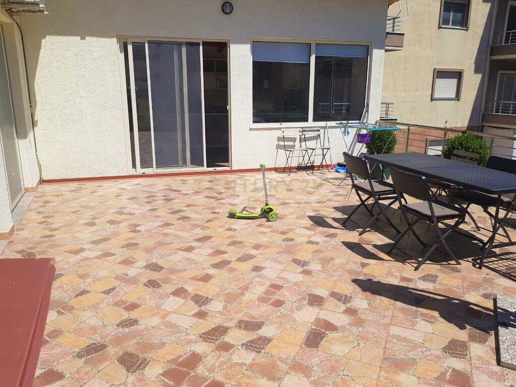 JEPET ME QIRA APARTAMENT 3+1+2+VERANDE NE QENDER DURRES !