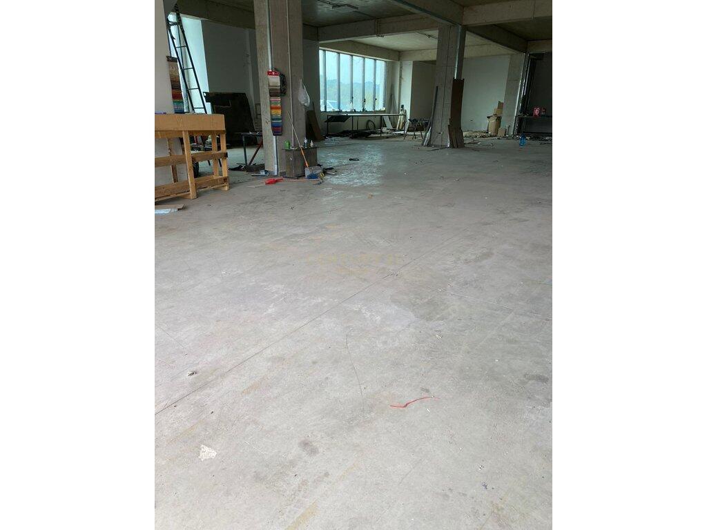 WE ARE RENTING A WAREHOUSE ON THE MAIN STREET IN PEZE HELMES!