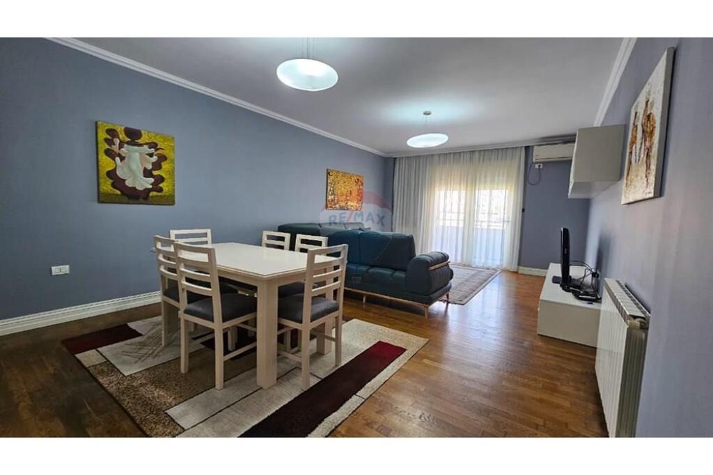 2+1 apartment for rent at Willson Square!