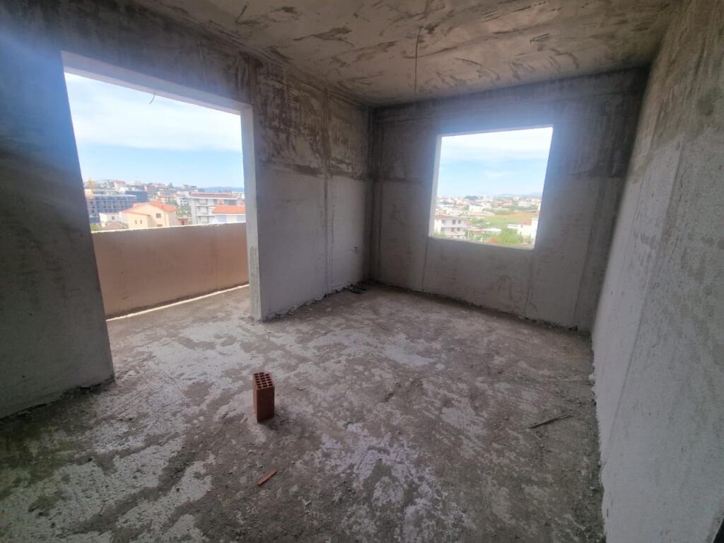 2+1 apartment for sale in the complex under construction "Shehu Residence" in Paskuqan